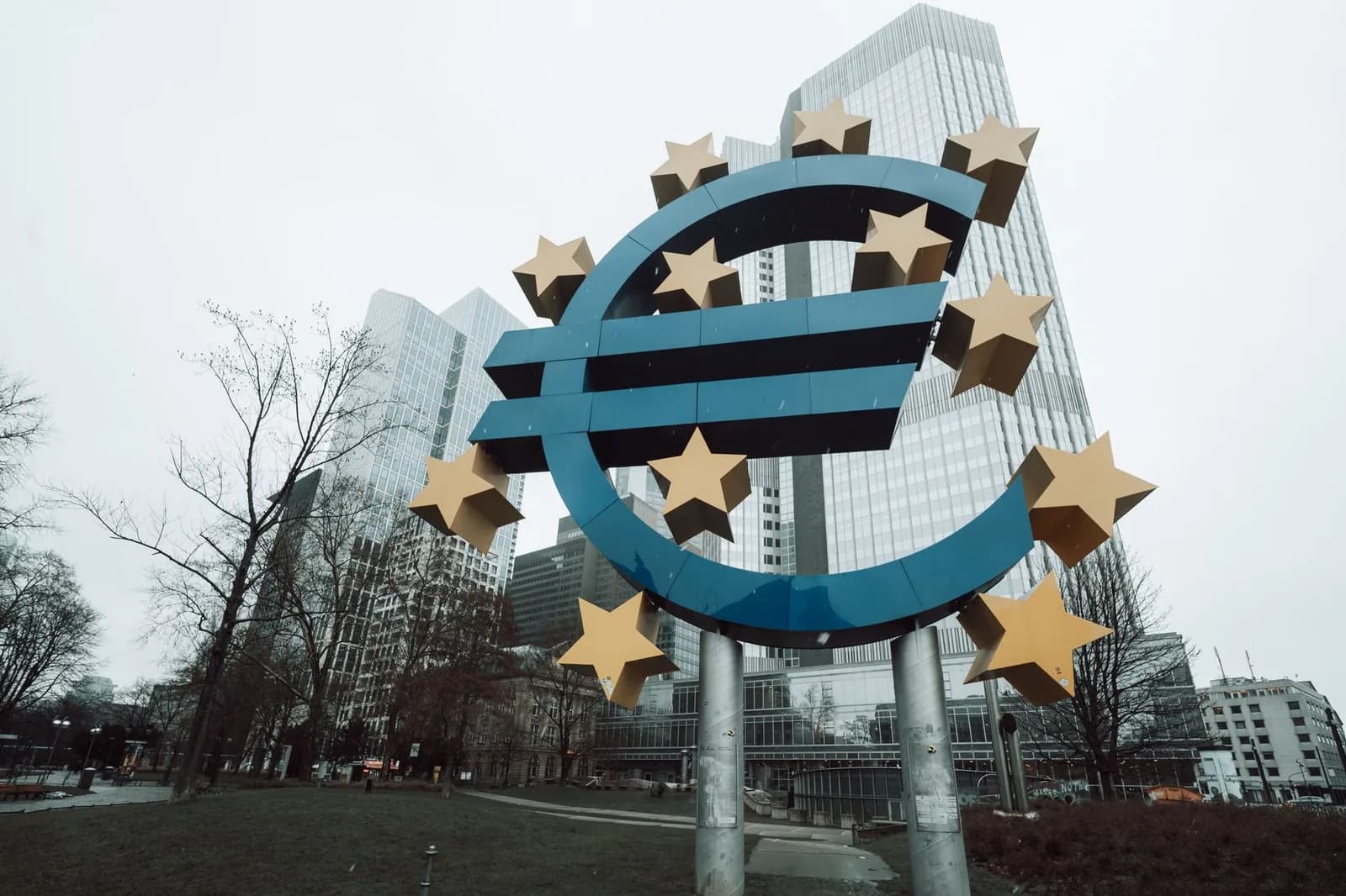 ECB Official Warns Stablecoins Could Pull Deposits From Banks
