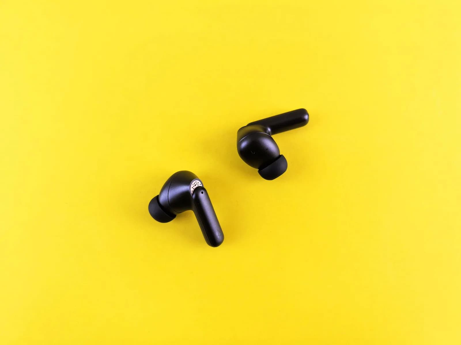 Apple's macOS Tahoe Release Candidate Appears to Leak Camera AirPods and Product Codenames