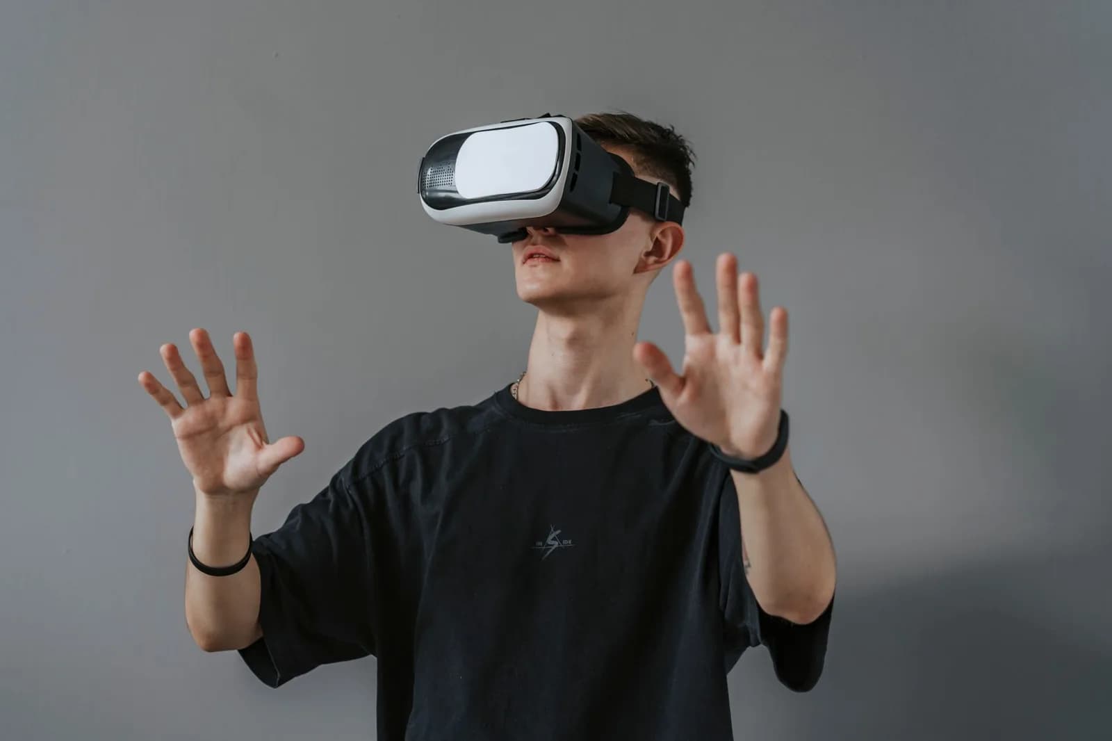 Snap Opens Pre-Orders for $2,195 Standalone Specs AR Glasses