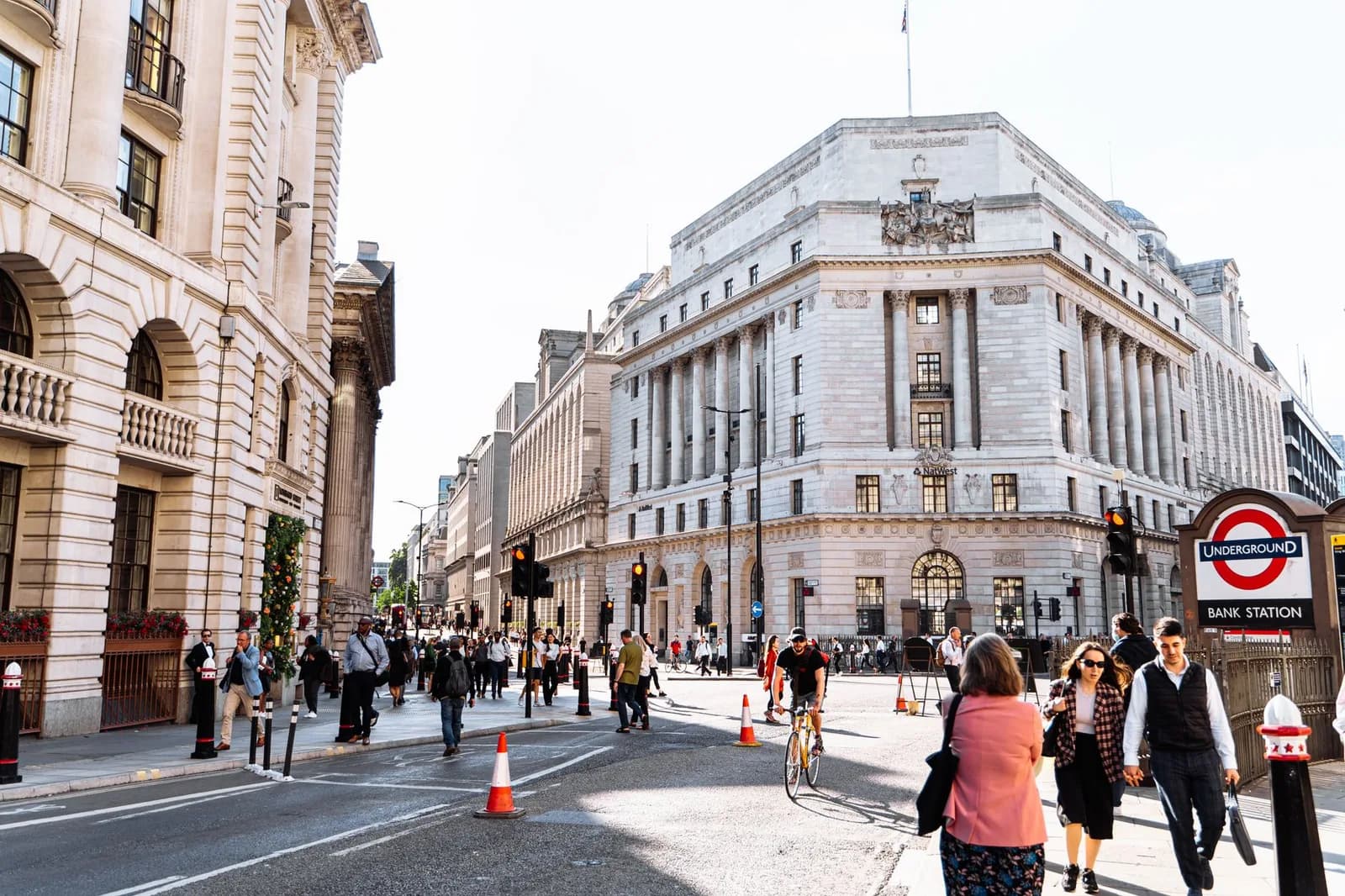 Bank of England Governor Says CBDC Stance Independent of Farage Talks