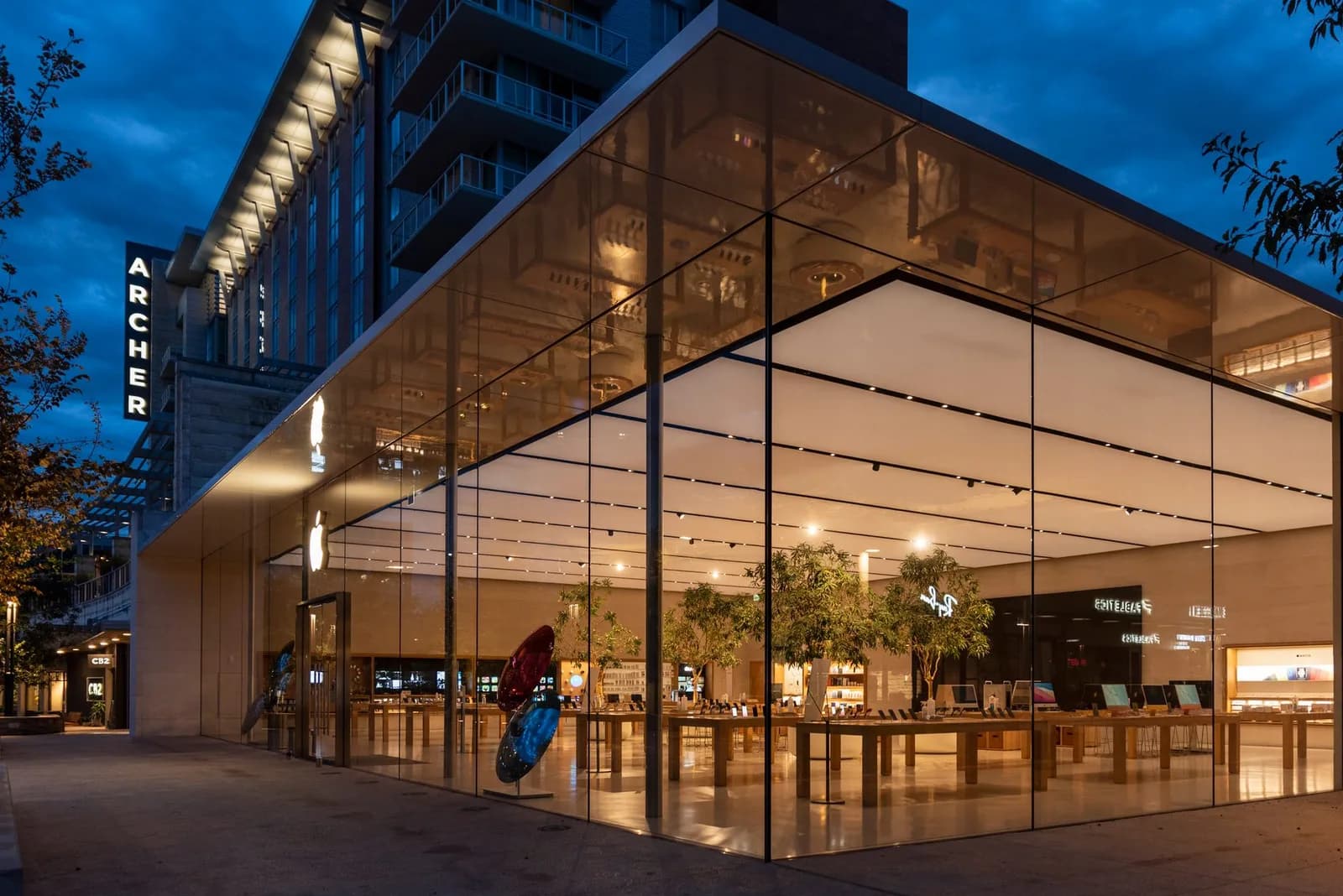 Apple Flags Limited Walk-In Stock for iPhone Duo Launch Day