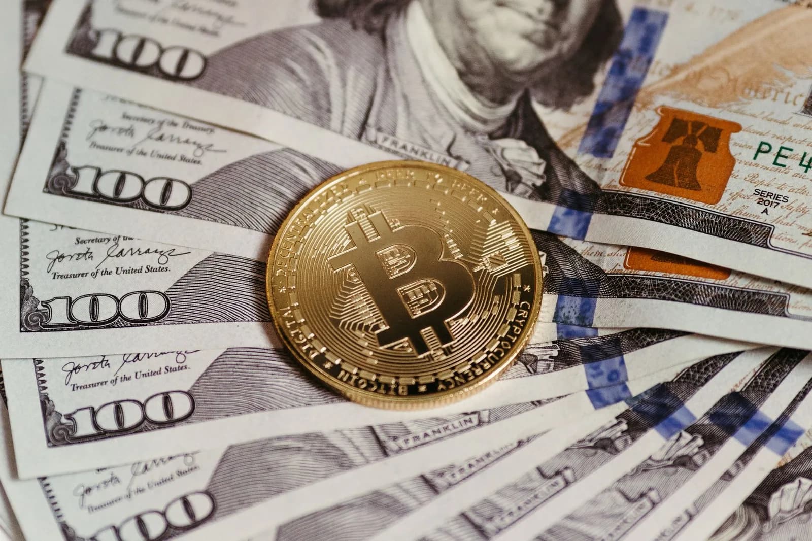 Bank of England Policymaker Says Dollar Stablecoins Ride on US Economic Weight