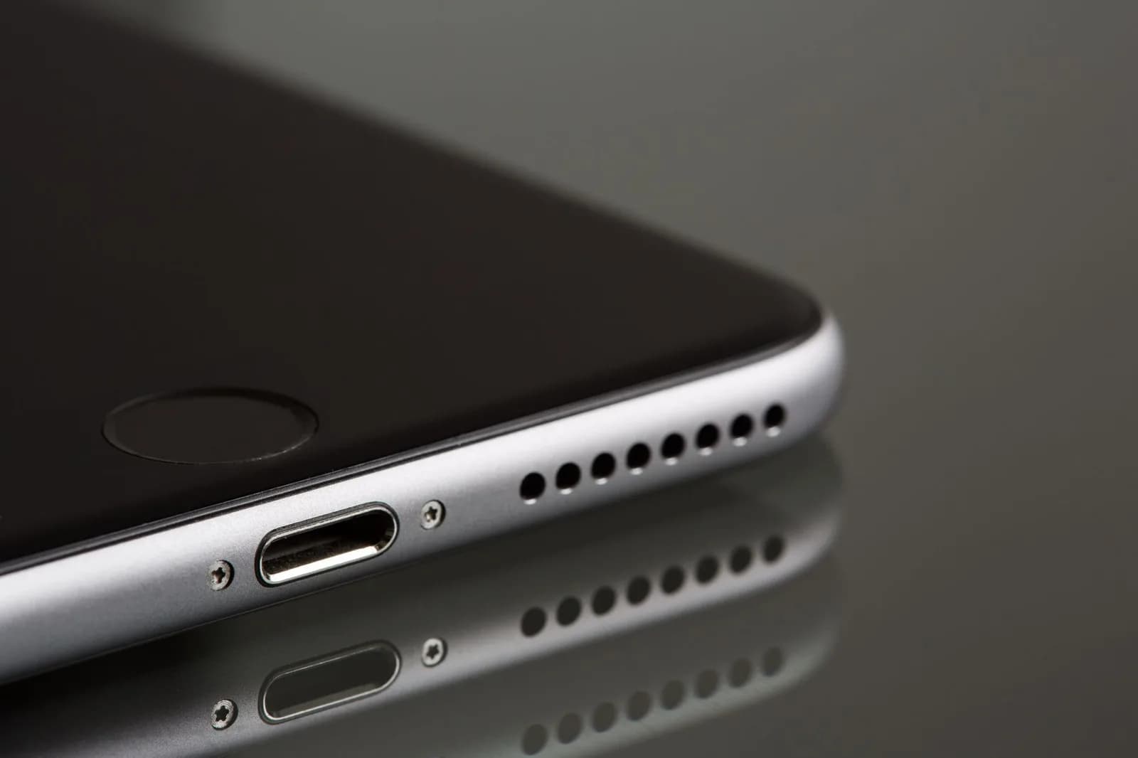 Apple Issues Emergency Carrier Fix as iPhone 18 Pro Reports Point to Soft Demand
